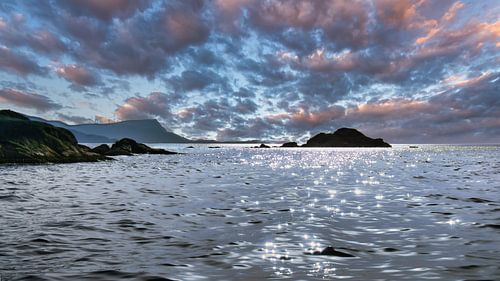 Fjord in Noorwegen, bewolkte lucht