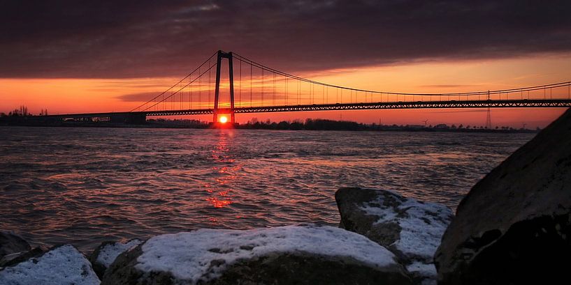 Emmerich Rijnbrug bij zonsondergang van Holger Bücker