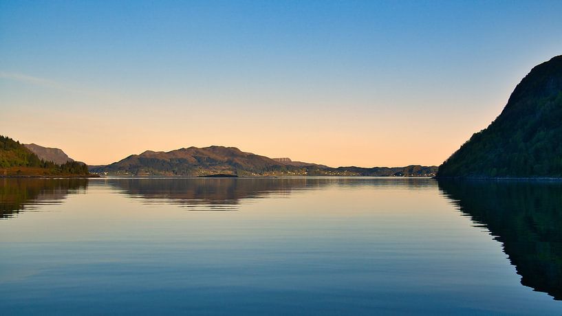 Fjord en Norvège au coucher du soleil par Martin Köbsch