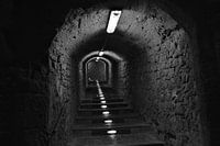 Een verlichte ondergrondse tunnel