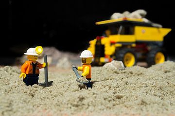 Lego-grondwerkers van Leonard Boshuizen