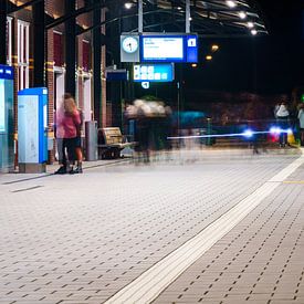 Belebter Bahnhof am Abend von Fotografiecor .nl
