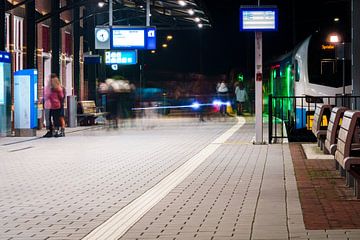 Druk treinstation in de avond