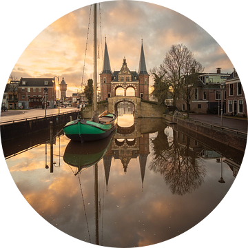 De Waterpoort in Sneek bij zonsondergang – Gouden lucht en reflecties