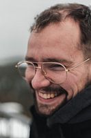 Joie insouciante : un sourire radieux dans le paysage hivernal