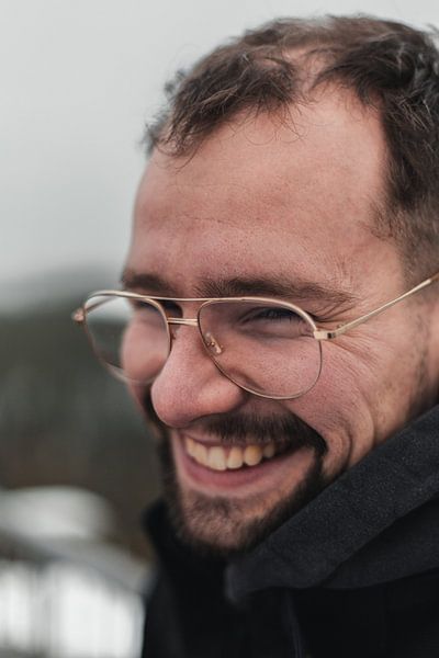 Unbekümmerte Freude: Ein strahlendes Lächeln in der Winterlandschaft von Melvin Meijer