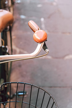 Geparktes Retro-Fahrrad mit Korb in Rom