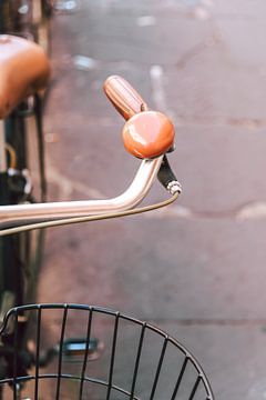 Geparkeerde retro fiets met mandje in Rome van Merel Naafs