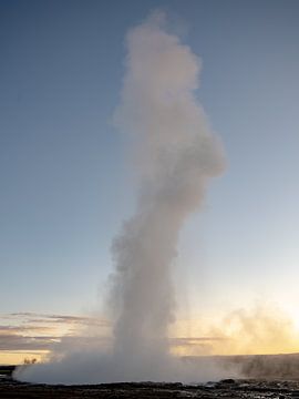 Geyser jaillissant en Islande