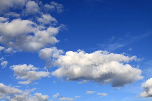 Des nuages blancs dans le ciel bleu