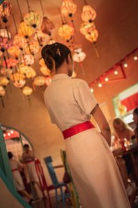 Serveuse asiatique dans un restaurant authentique