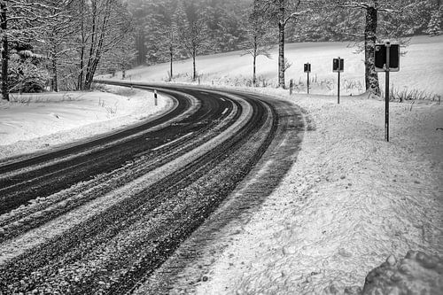 Gladde weg in de winter