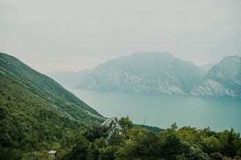 Nebel über dem Gardasee, Italien