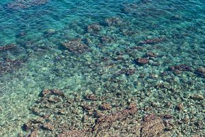 Eaux turquoise dans une baie méditerranéenne