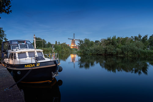 Die Mühle „De Weert“ in Meppel, vom Kai aus gesehen während der blauen Stunde