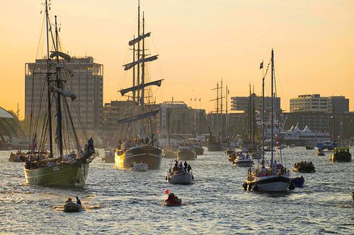 Schiffe mit Hintergrundbeleuchtung