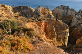 Leuchtende Kalksteinsäulen an der Ponta da Piedade in der Algarve von Silva Wischeropp