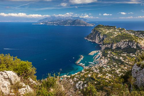 Uitzicht van Monte Solaro naar Marina Grande, Capri