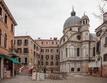 Plein met kerk oude centrum van Venetie, Italie