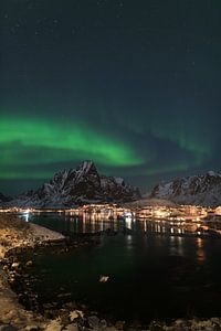 Spiraalvormig dansend noorderlicht aan de nachtelijke hemel boven Reine op de Lofoten in Noorwegen i van Robert Ruidl