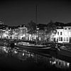 Der Brede-Hafen von Den Bosch - 's-Hertogenbosch bei Nacht, in schwarz-weiß von Jasper van de Gein Photography