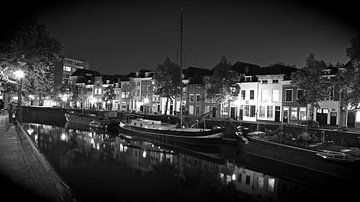 Der Brede-Hafen von Den Bosch - 's-Hertogenbosch bei Nacht, in schwarz-weiß von Jasper van de Gein Photography