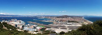 Gibraltar Panorama met luchthaven en La Linea de la Conception van Frank Herrmann