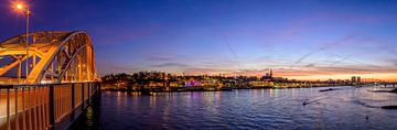 Skyline van Nijmegen aan de Waal tijdens zonsondergang van Sjoerd van der Wal Fotografie