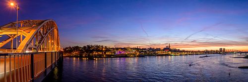 Skyline van Nijmegen aan de Waal tijdens zonsondergang