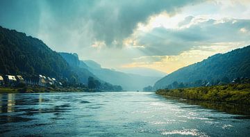 Bootsfahrt mit Panorama Blick auf die Elbe in Bad Schandau von Jakob Baranowski - Photography - Video - Photoshop