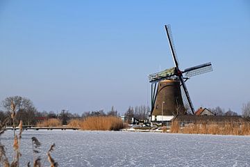 Paysage néerlandais avec un moulin en hiver sur Robin Verhoef