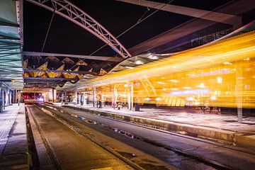 Straßenbahn am Abend an der Blaak Station in Rotterdam Holland