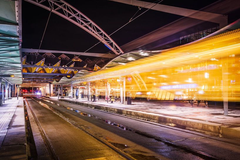 Straßenbahn am Abend an der Blaak Station in Rotterdam Holland von Bart Ros