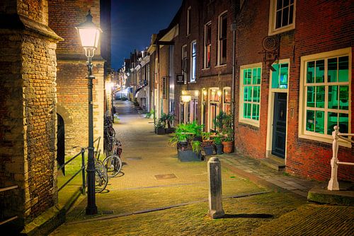 De Kerkstraat in Delft bij nacht naast de bekende Nieuwe Kerk va