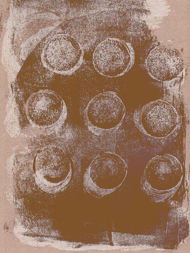 Abstracte wabi-sabi organische vormen in rustiek kastanjehout.