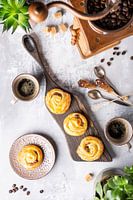 Lekker ontbijt met koffiebroodjes en koffie