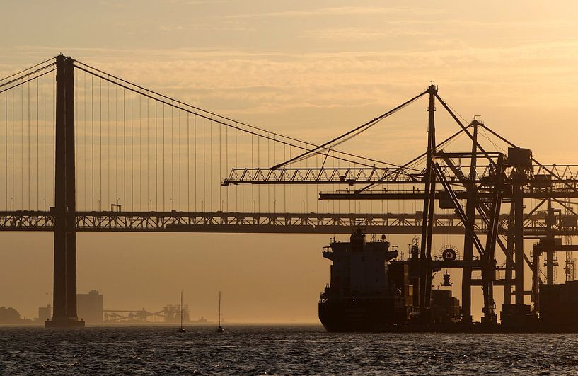 LISSABON, PONTE 25 DE ABRIL van Sybrand Treffers