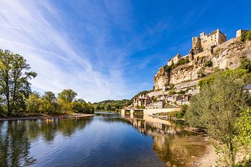 Dordogne en het Château de Beynac in Périgord - Frankrijk van Werner Dieterich