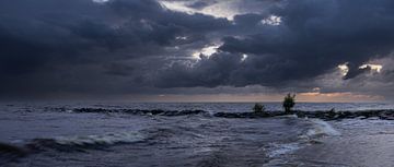 Golfbreker van Basaltkeien: Onstuimig IJsselmeer bij Stormachtige Schemering van Hevonax Photography
