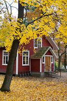 Herfstig Rood Huisje in Zweden