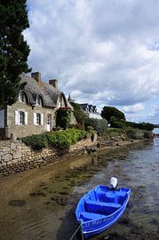 house and boat Saint-Cado in Brittany by Sandra van der Burg