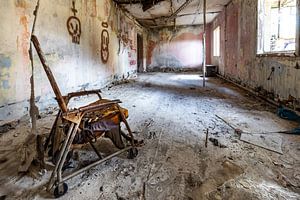 Alter Krankenstuhl in verlassenem Raum - Lost Place Alter Flugplatz Rangsdorf