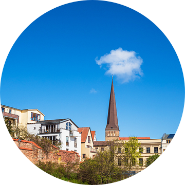 Gezicht op de Petrikirche in de Hanzestad Rostock van Rico Ködder