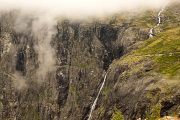 berg waterval bij de trollstigen route in Noorwegen
