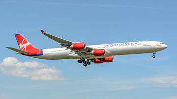 Landung des Airbus A340-600 von Virgin Atlantic Airways. von Jaap van den Berg