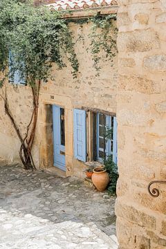 Ruelle française avec porte bleue et volets sur Jasmijn Brussé