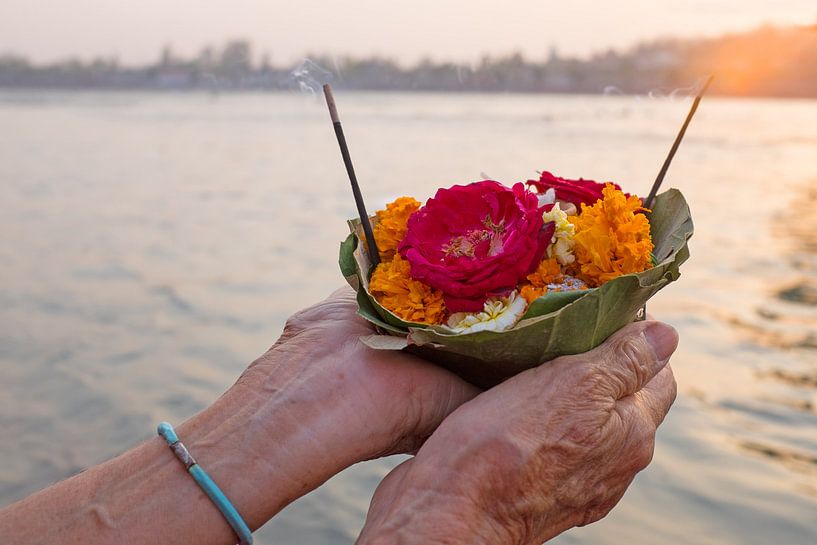 Viering aan de rivier de Ganges met zonsondergang by Eye on You