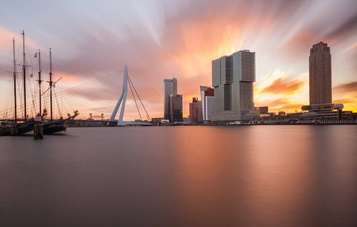 explosive sunrise at rotterdam skyline II van Ilya Korzelius