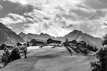 Paysage de montagne idyllique avec village de paysans de montagne sur Marika Hildebrandt FotoMagie