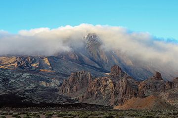 Bergen in de wolken op Tenerife van Reiner Conrad